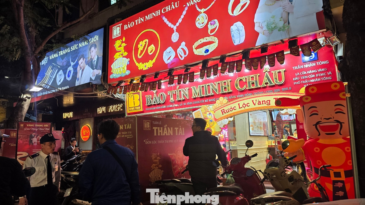 Bất chấp việc giá vàng vẫn đang ở mức cao nhưng đông đảo người dân đã tìm tới các cơ sở kinh doanh vàng bạc để mua vàng đầu năm mới. Bất chấp việc giá vàng vẫn đang ở mức cao nhưng đông đảo người dân đã tìm tới các cơ sở kinh doanh vàng bạc để mua vàng đầu năm mới.