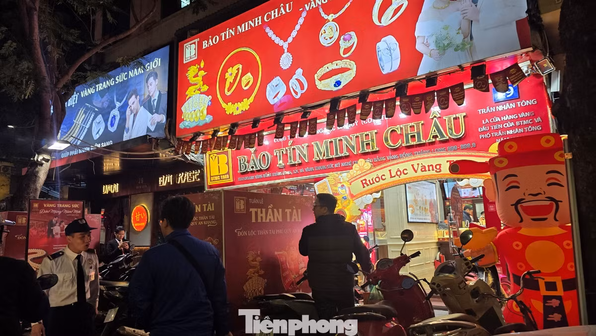Bất chấp việc giá vàng vẫn đang ở mức cao nhưng đông đảo người dân đã tìm tới các cơ sở kinh doanh vàng bạc để mua vàng đầu năm mới. Bất chấp việc giá vàng vẫn đang ở mức cao nhưng đông đảo người dân đã tìm tới các cơ sở kinh doanh vàng bạc để mua vàng đầu năm mới.