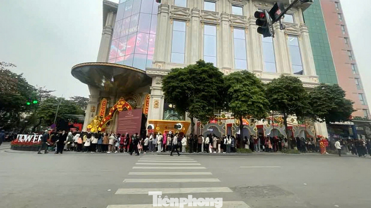 Giá vàng SJC và vàng nhẫn đồng loạt tăng mạnh, vượt mốc lịch sử với mức giá bán ra 91 triệu đồng một lượng tăng 900.000 đồng/lượng so với chốt phiên hôm 4/2. Giá vàng SJC và vàng nhẫn đồng loạt tăng mạnh, vượt mốc lịch sử với mức giá bán ra 91 triệu đồng một lượng tăng 900.000 đồng/lượng so với chốt phiên hôm 4/2.