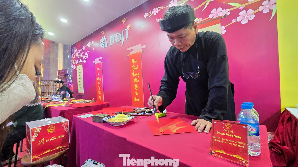 Để giảm tải, một số cửa hàng vàng còn bố trí những gian hàng phía bên ngoài để người dân có thể xin chữ trong thời gian đợi chờ đến lượt. Để giảm tải, một số cửa hàng vàng còn bố trí những gian hàng phía bên ngoài để người dân có thể xin chữ trong thời gian đợi chờ đến lượt.