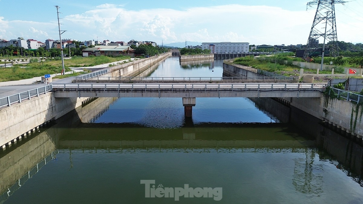 Bên cạnh những trạm bơm phục vụ tiêu úng còn có những cống thuộc dự án được đầu tư xây dựng nhằm thoát nước, chống ngập cho TP Hà Nội.