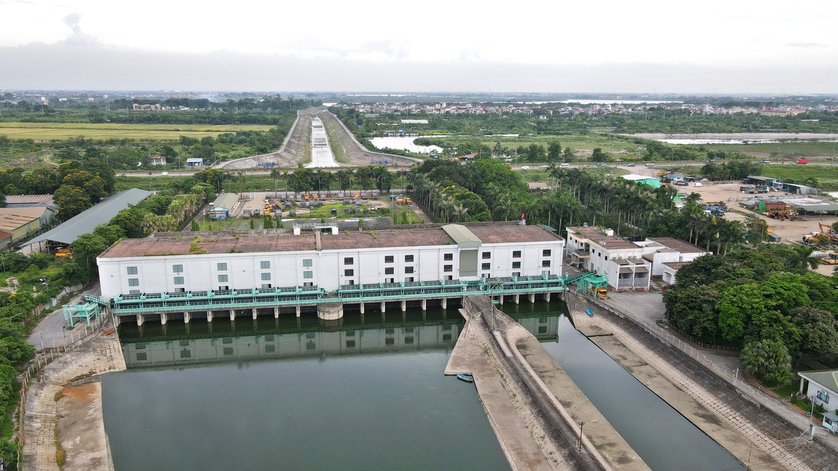 Khu vực nội thành có hơn 57 trạm bơm lớn nhỏ, trong đó có 10 trạm bơm thoát nước mưa chính như Yên Sở, Bắc Thăng Long, Cổ Nhuế, Đồng Bông, Yên Nghĩa, Cầu Bươu...