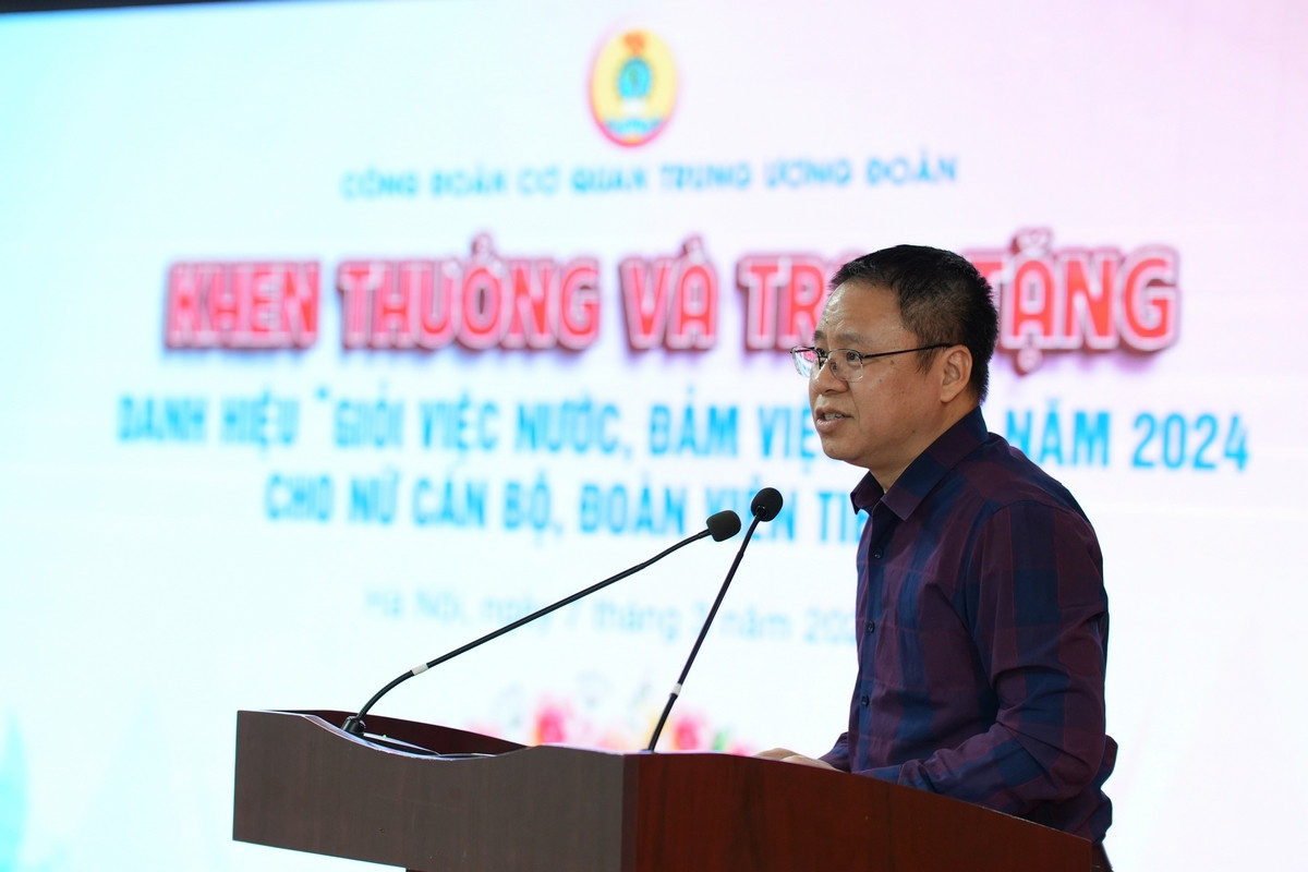 Phát biểu tại chương trình, anh Bùi Việt Cường, Ủy viên BCH Công đoàn cơ quan T.Ư Đoàn, cho biết với số lượng chiếm trên 50% tổng số cán bộ, công chức, viên chức và người lao động toàn cơ quan, chị em phụ nữ cơ quan T.Ư Đoàn luôn chan hòa, gương mẫu trong công việc, trong lối sống, phấn đấu hoàn thành tốt nhiệm vụ được giao, đồng thời vun vén dựng xây tổ ấm gia đình của mỗi cá nhân.