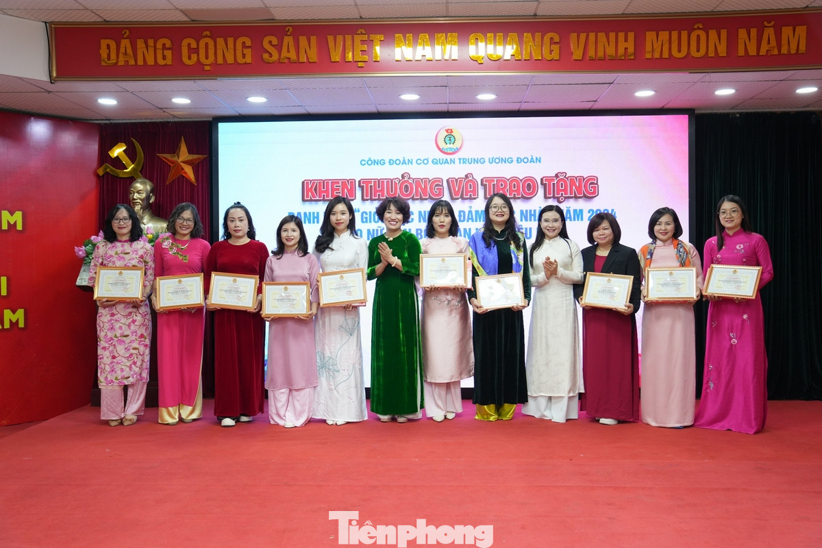 Cũng trên cơ sở đề nghị của công đoàn các đơn vị trực thuộc, Công đoàn cơ quan T.Ư Đoàn đã quyết định công nhận 1.010 nữ cán bộ, công đoàn viên toàn cơ quan đạt danh hiệu "Giỏi việc nước, đảm việc nhà" năm 2024.