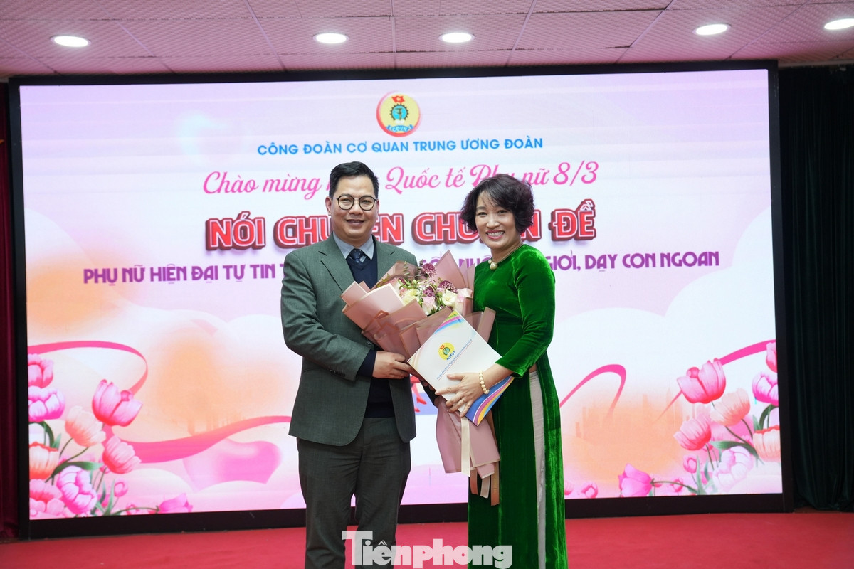 Tiến sỹ, PGS Trần Thành Nam, Phó Giám đốc Đại học Giáo dục - Đại học Quốc gia Hà Nội trao đổi chuyên đề "Phụ nữ hiện đại - tự tin trong thế giới số".