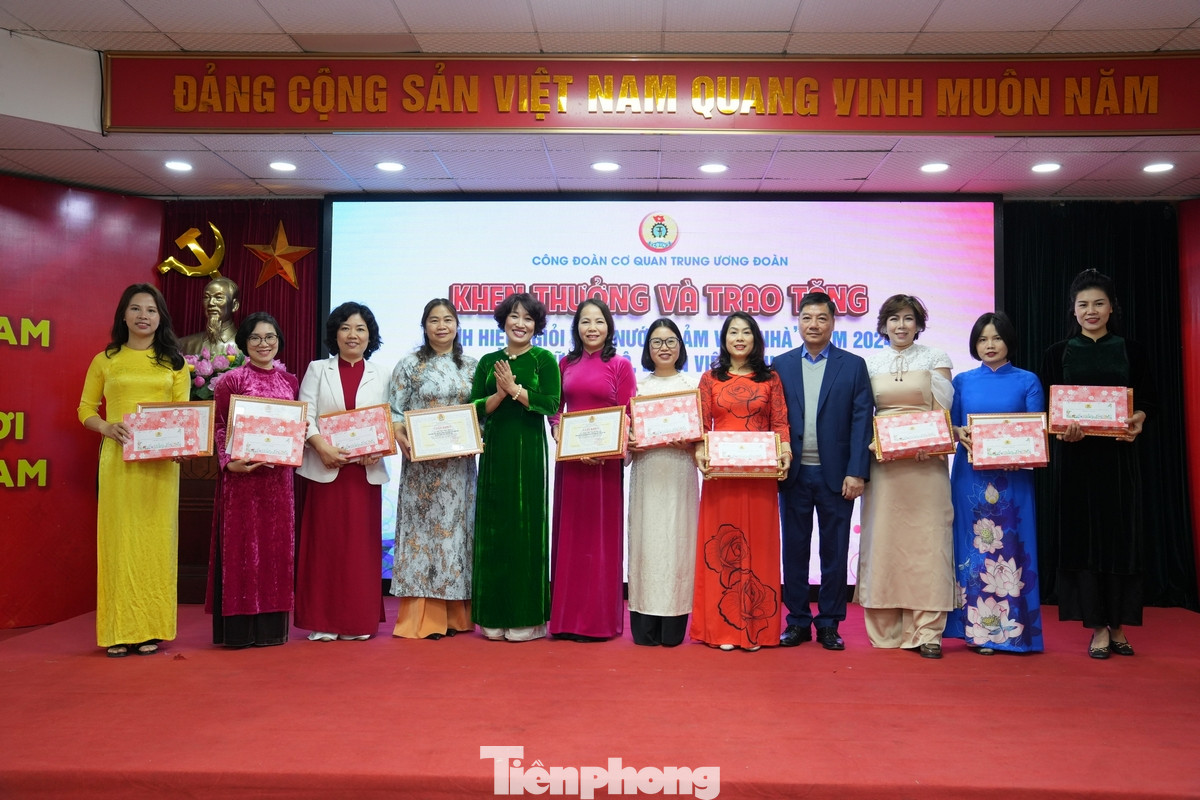 Chiều nay (7/3), Công đoàn cơ quan T.Ư Đoàn tổ chức khen thưởng, trao tặng danh hiệu "Giỏi việc nước, đảm việc nhà" năm 2024 cho nữ cán bộ, đoàn viên tiêu biểu và giao lưu, nói chuyện chuyên đề "Phụ nữ hiện đại tự tin trong thế giới số - nuôi con giỏi, dạy con ngoan"