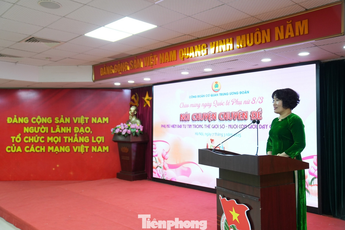 Chị Lê Hồng Hạnh, Chủ tịch Công đoàn cơ quan T.Ư Đoàn phát biểu tại buổi lễ.