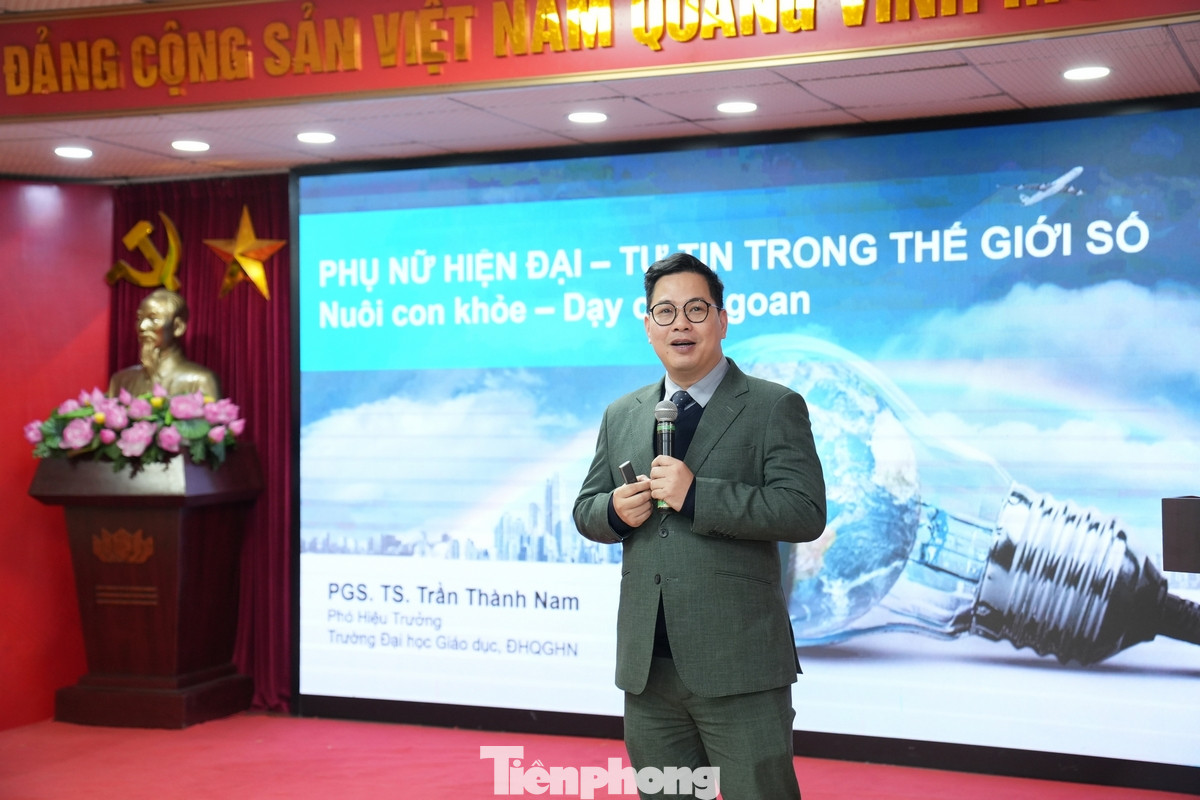 Tiến sỹ, PGS Trần Thành Nam, Phó Giám đốc Đại học Giáo dục - Đại học Quốc gia Hà Nội trao đổi chuyên đề "Phụ nữ hiện đại - tự tin trong thế giới số".