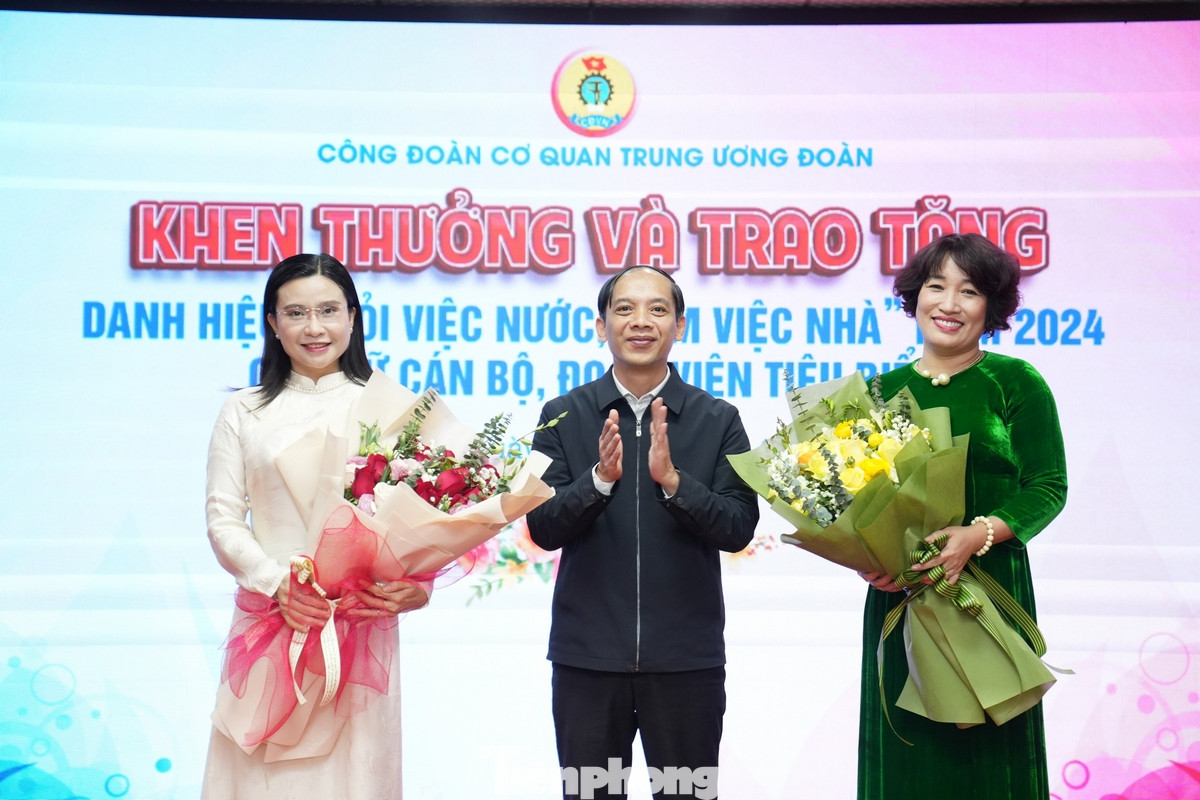 Anh Nguyễn Thanh Tùng tặng hoa chúc mừng chị Nguyễn Phạm Duy Trang và chị Lê Hồng Hạnh trong dịp kỷ niệm ngày Quốc tế phụ nữ 8/3.