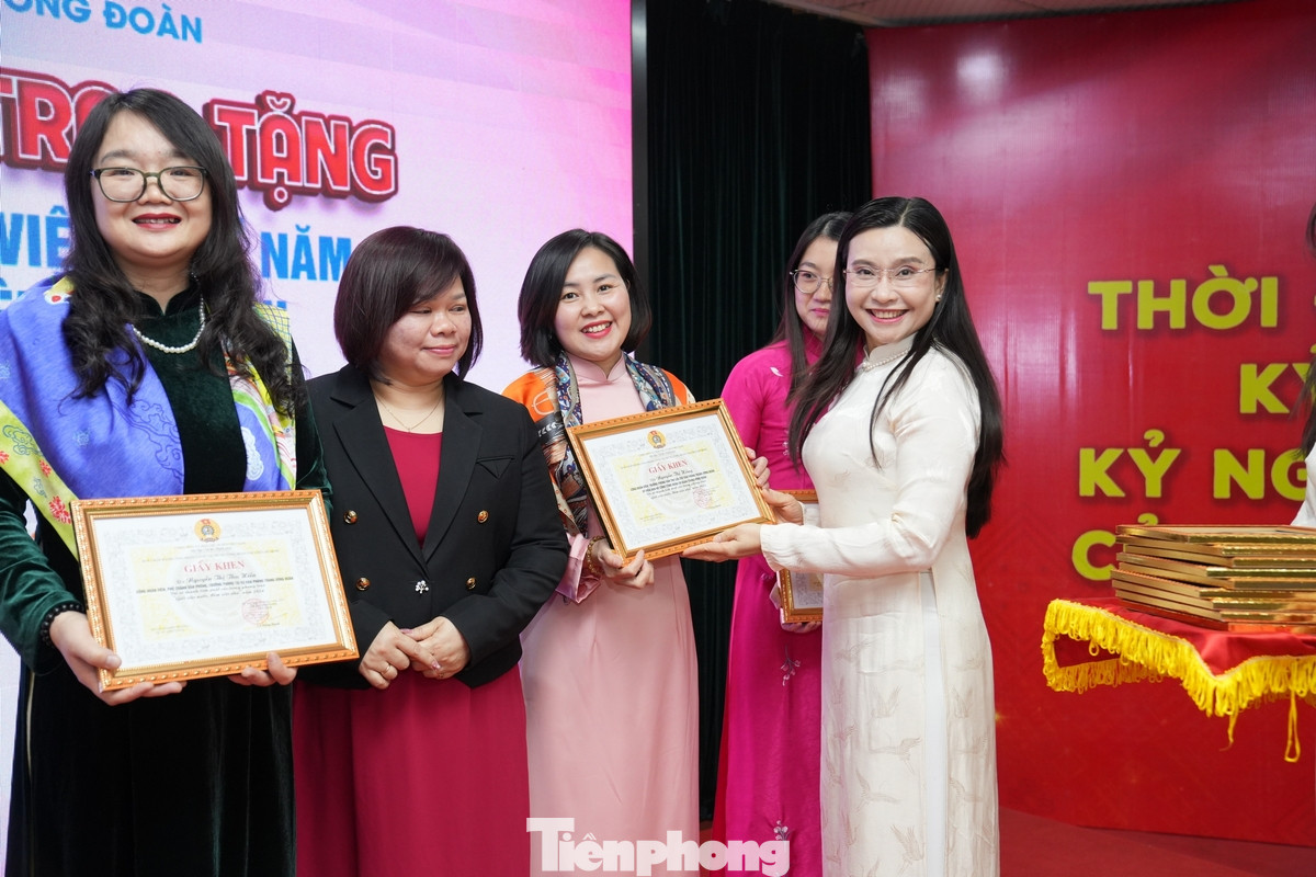 Năm 2024, căn cứ kết quả triển khai phong trào thi đua và thành tích cá nhân, Ban Thường vụ Công đoàn cơ quan đã xem xét, lựa chọn và quyết định khen thưởng cho 35 nữ cán bộ, công đoàn viên có thành tích tiêu biểu nhất trong triển khai thực hiện phong trào "Giỏi việc nước, đảm việc nhà".