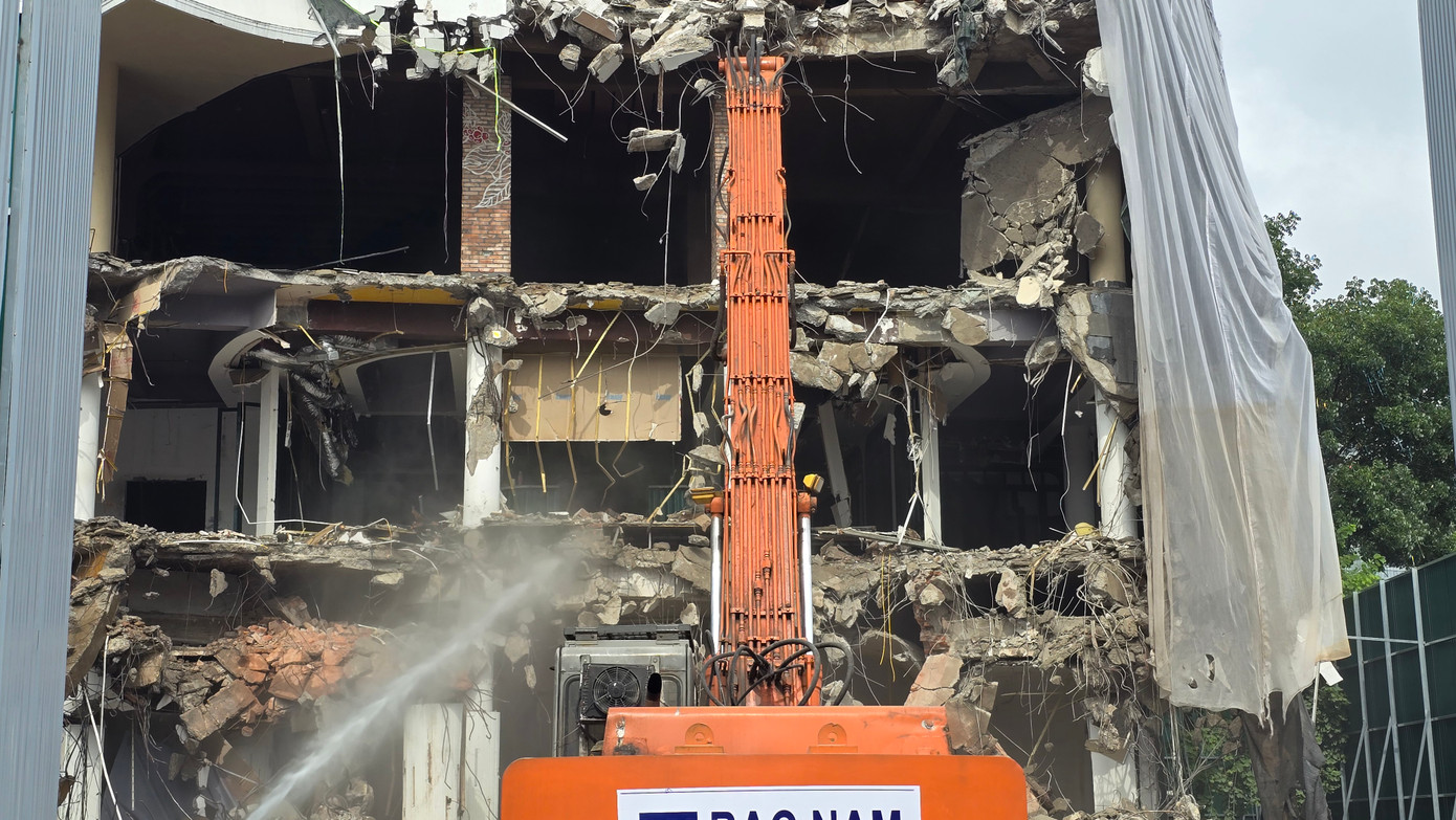 Máy móc thi công phá dỡ đồng thời với việc phun nước để hạn chế tối đa lượng bụi ảnh hưởng tới môi trường xung quanh.