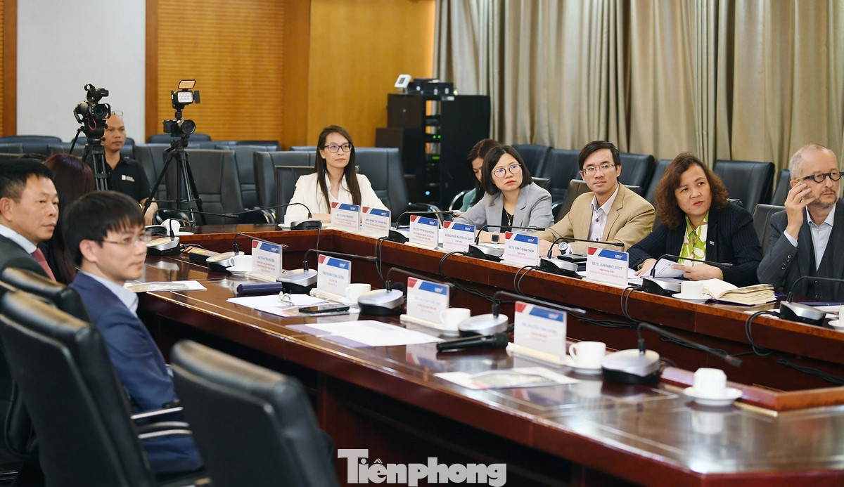 Ông cũng nhấn mạnh mục tiêu của USTH là đào tạo ra những cá nhân xuất sắc, có năng lực đảm nhận các vị trí quản lý và làm chủ công nghệ, phục vụ sự phát triển của Việt Nam trong giai đoạn chuyển mình quan trọng. GS. Jean-Marc Lavest bày tỏ mong muốn mối quan hệ hợp tác giữa USTH và báo Tiền Phong ngày càng bền chặt, góp phần hiện thực hóa các mục tiêu đã được nêu trong Nghị quyết số 57-NQ/TW của Bộ Chính trị Việt Nam về đột phá phát triển khoa học, công nghệ, đổi mới sáng tạo và chuyển đổi số quốc gia.