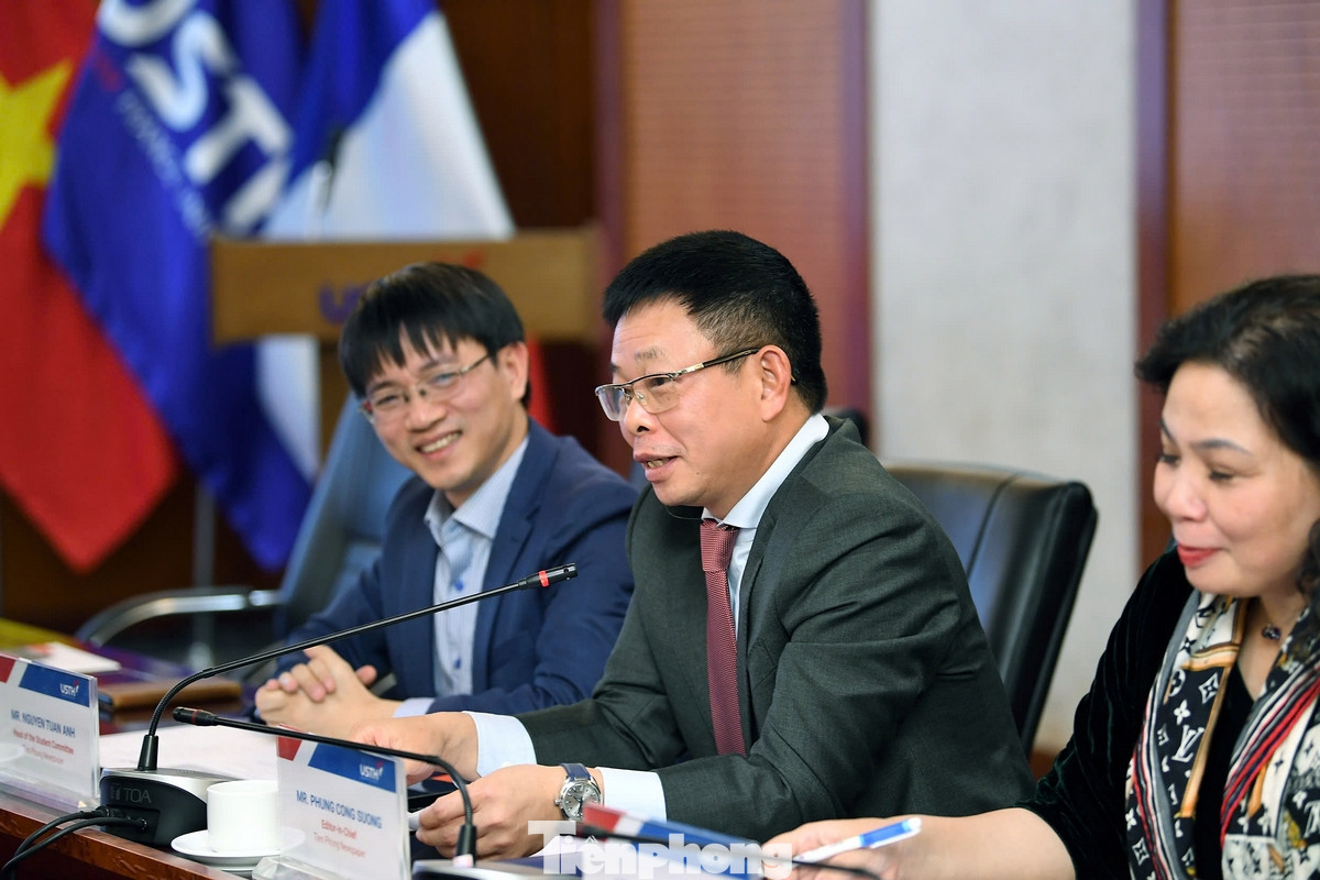 Ông cũng nhấn mạnh về vai trò và thành tựu của báo Tiền Phong, là một trong những tờ báo lâu đời của Việt Nam với hơn 70 năm xây dựng và phát triển, đồng thời là một trong 10 tờ báo điện tử có lượng bạn đọc lớn nhất Việt Nam. Báo Tiền Phong đã trở thành đại diện tiếng nói của tuổi trẻ và diễn đàn của học sinh, sinh viên toàn quốc. Nhà báo Phùng Công Sưởng bày tỏ sự tin tưởng vào mối quan hệ hợp tác giữa báo Tiền Phong và USTH sẽ mang đến những giá trị thiết thực, đóng góp cho sự phát triển của lĩnh vực khoa học công nghệ Việt Nam.