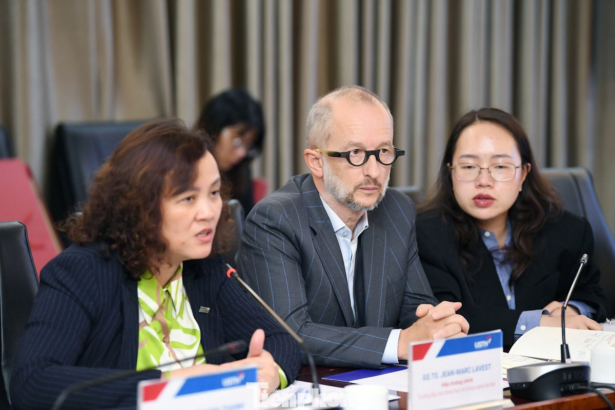 Phát biểu tại buổi Lễ, GS. Jean-Marc Lavest – Hiệu trưởng chính USTH bày tỏ vui mừng trước cột mốc mới trong mối quan hệ hợp tác giữa USTH và báo Tiền Phong. Ông chia sẻ về tầm nhìn chiến lược của Nhà trường trong đào tạo và nghiên cứu gắn với sứ mệnh đào tạo nguồn nhân lực chất lượng cao trong lĩnh vực khoa học và công nghệ.