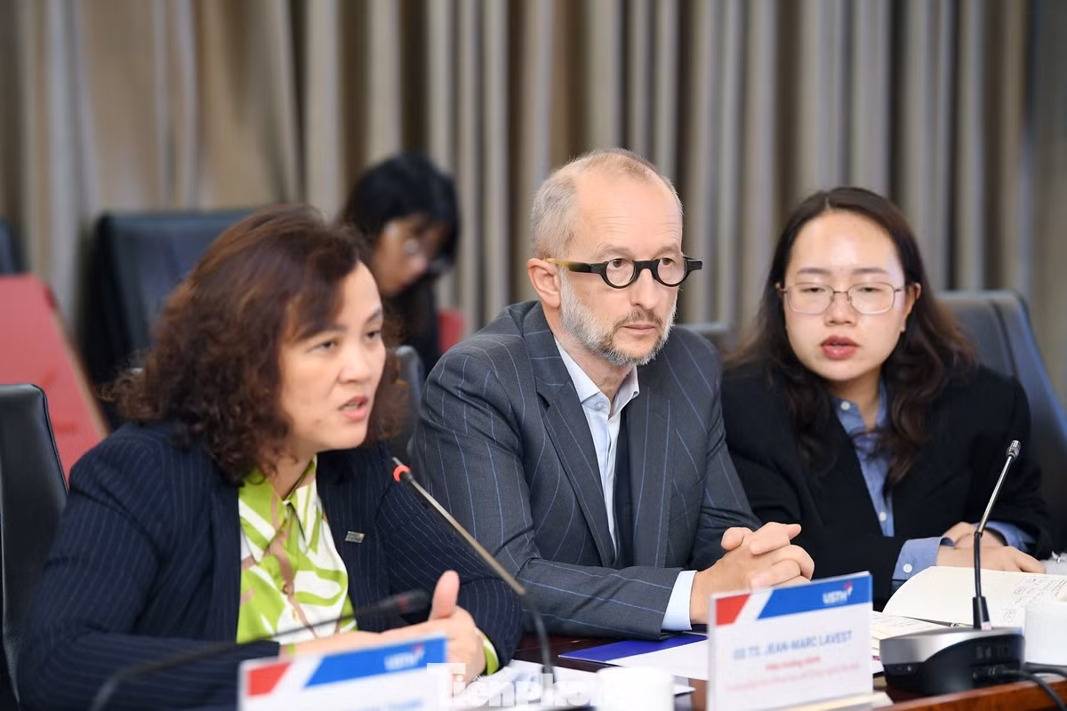 Phát biểu tại buổi Lễ, GS. Jean-Marc Lavest – Hiệu trưởng chính USTH bày tỏ vui mừng trước cột mốc mới trong mối quan hệ hợp tác giữa USTH và báo Tiền Phong. Ông chia sẻ về tầm nhìn chiến lược của Nhà trường trong đào tạo và nghiên cứu gắn với sứ mệnh đào tạo nguồn nhân lực chất lượng cao trong lĩnh vực khoa học và công nghệ.