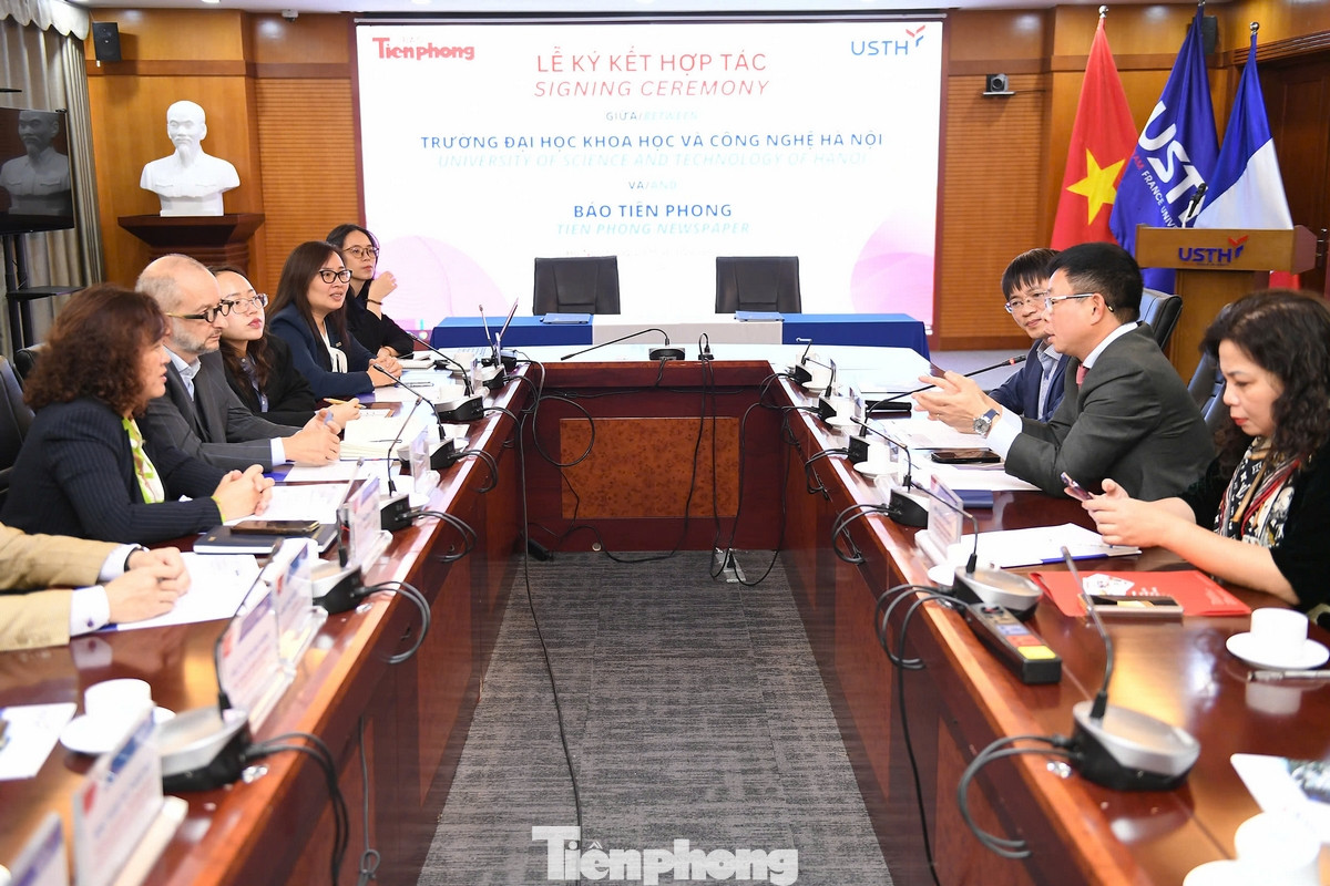 Nhà báo Phùng Công Sưởng - Tổng Biên tập báo Tiền Phong đánh giá cao thành tựu và những bước phát triển vượt bậc của trường Đại học Khoa học và Công nghệ Hà Nội (USTH) trong 15 năm qua.