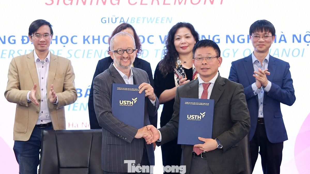 Nhằm cụ thể hóa mối quan hệ hợp tác giữa báo Tiền Phong và USTH, tại buổi Lễ, Nhà báo Phùng Công Sưởng – Tổng Biên tập báo Tiền Phong và GS. Jean-Marc Lavest – Hiệu trưởng chính USTH đã ký kết thỏa thuận hợp tác về việc đồng tổ chức “Ngày hội tư vấn tuyển sinh khối các ngành khoa học và công nghệ” giai đoạn 2025-2030”.