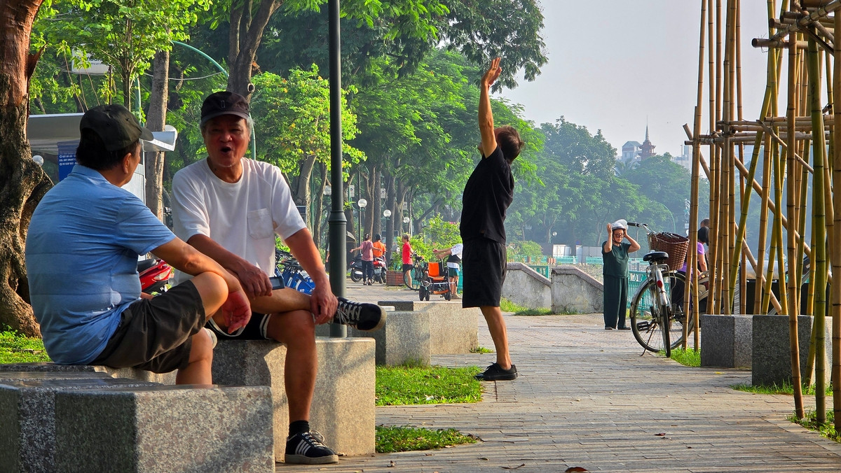 Người dân tranh thủ tập thể dục buổi sáng dưới mái che của cầu vượt hoặc dưới bóng cây để hạn chế tia tử ngoại. Người dân tranh thủ tập thể dục buổi sáng dưới mái che của cầu vượt hoặc dưới bóng cây để hạn chế tia tử ngoại.