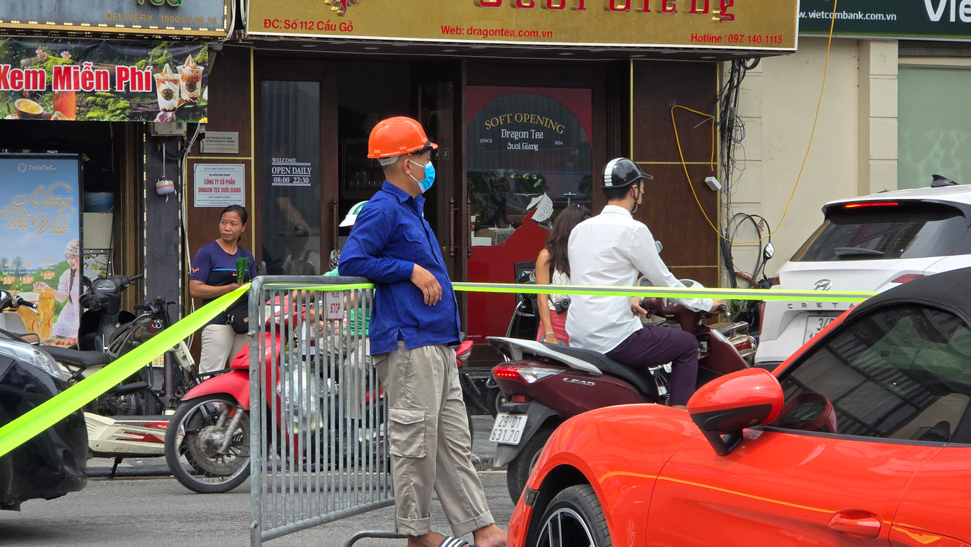 Ngoài dựng hàng rào chắn cao 6m quanh tòa nhà Hàm cá mập, phía ngoài tòa nhà Hàm cá mập còn được chăng dây, rào chắn và có nhân viên túc trực để đảm bảo an toàn cho người lưu thông trong quá trình hạ giải công trình.