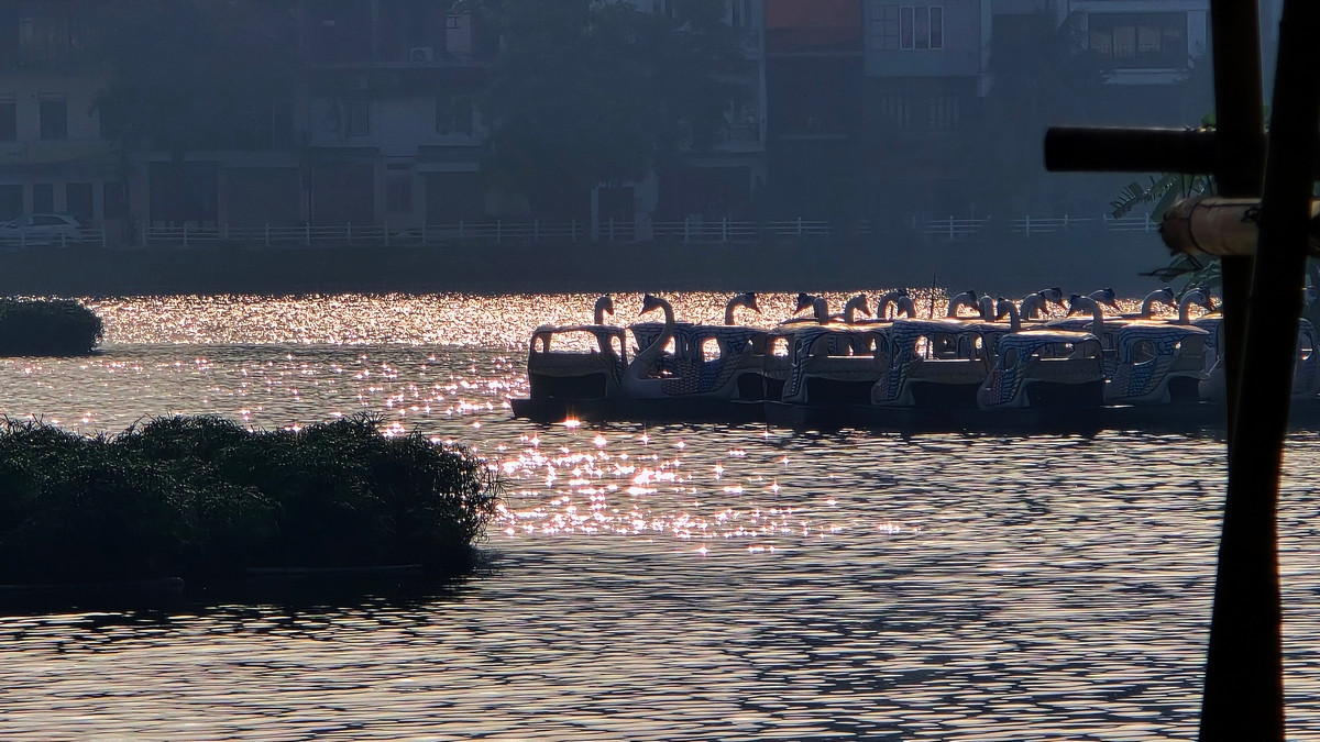 Mặt nước phản xạ ánh nắng mặt trời gay gắt tại hồ Trúc Bạch. Mặt nước phản xạ ánh nắng mặt trời gay gắt tại hồ Trúc Bạch.