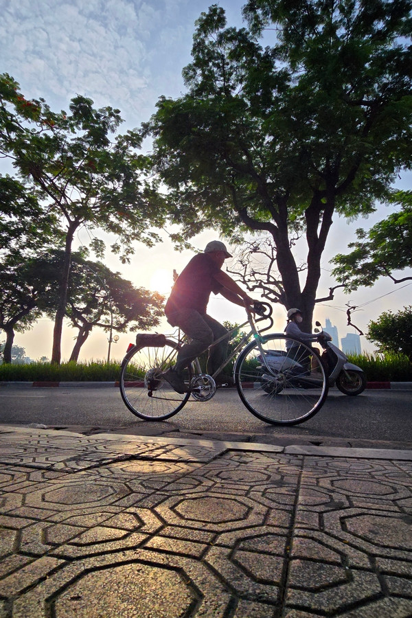 Càng về trưa, nắng càng gay gắt, nhiệt độ tăng lên hơn 30 độ C vào lúc 9h và dự báo tăng lên vào giữa trưa. Càng về trưa, nắng càng gay gắt, nhiệt độ tăng lên hơn 30 độ C vào lúc 9h và dự báo tăng lên vào giữa trưa.