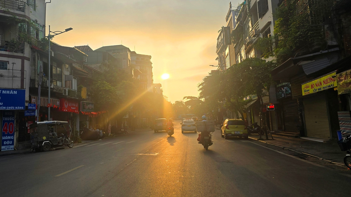 Ngay từ sớm 9/7, người dân di chuyển ngoài đường hứng chịu luồng ánh sáng mặt trời cực mạnh. Ngay từ sớm 9/7, người dân di chuyển ngoài đường hứng chịu luồng ánh sáng mặt trời cực mạnh.