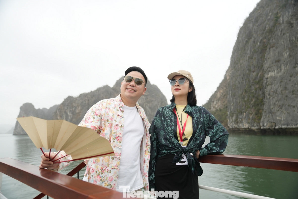 Các đại biểu hào hứng check-in trên Vịnh Hạ Long.