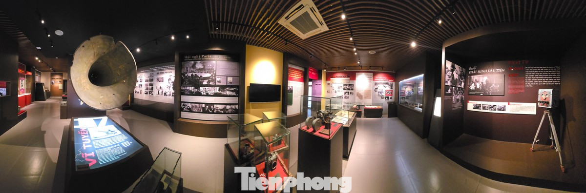 Qua từng hiện vật, tư liệu và cách sắp đặt, người xem có thể cảm nhận rõ nét sự chuyển mình mạnh mẽ và hành trình phát triển không ngừng của nền báo chí Việt Nam qua các thời kỳ.