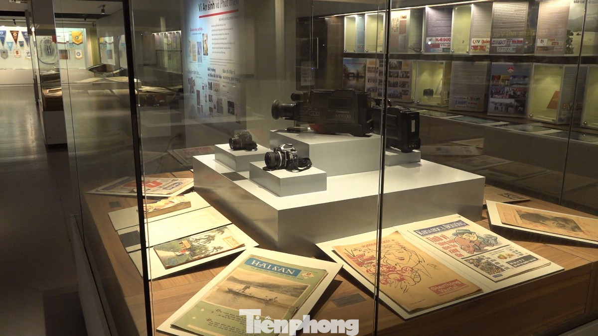 Những câu chuyện hấp dẫn được tái hiện qua từng hiện vật, từ những tờ báo in đầu tiên, các ấn phẩm báo chí cách mạng ra đời trong muôn vàn gian khó, cho đến những thành tựu của báo chí hiện đại.