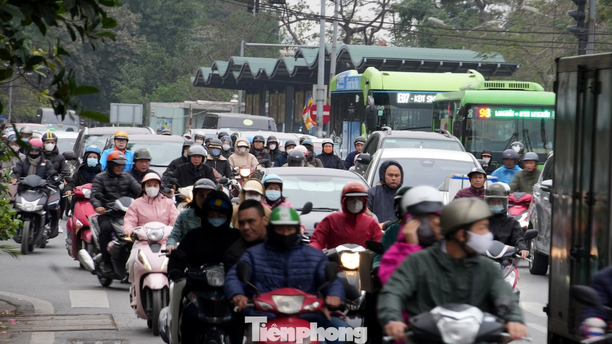 Hình ảnh giao thông ùn tắc đoạn qua gầm cầu Long Biên thời điểm 7 giờ 30 phút hôm nay (6/3).