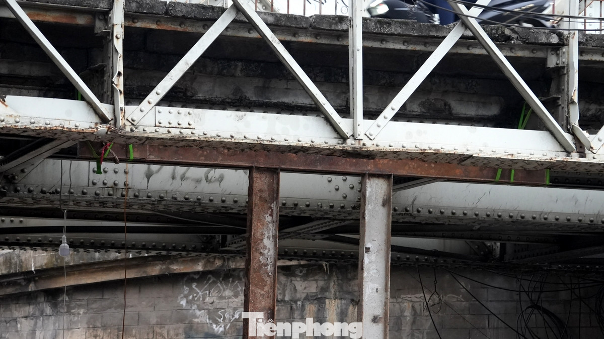 Những hình ảnh cho thấy, nhiều hạng mục và thiết bị của cây cầu hơn 123 năm tuổi đang xuống cấp trầm trọng, cần được khẩn trương tu bổ và sửa chữa.