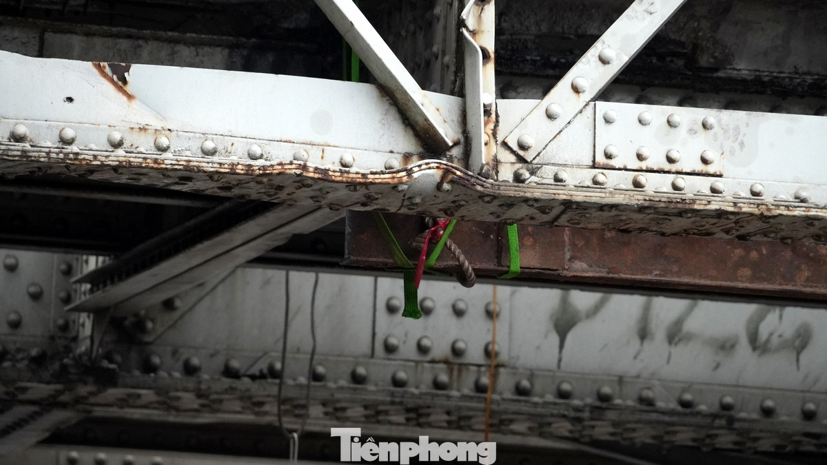 Những hình ảnh cho thấy, nhiều hạng mục và thiết bị của cây cầu hơn 123 năm tuổi đang xuống cấp trầm trọng, cần được khẩn trương tu bổ và sửa chữa.