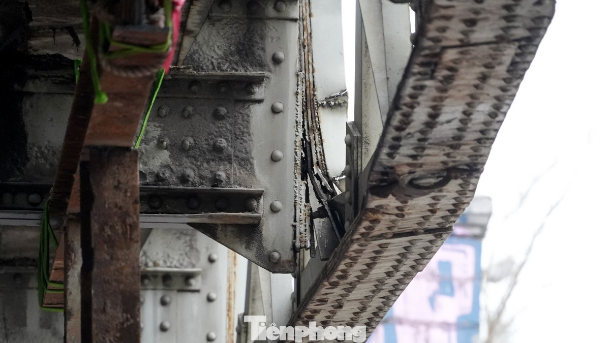 Những hình ảnh cho thấy, nhiều hạng mục và thiết bị của cây cầu hơn 123 năm tuổi đang xuống cấp trầm trọng, cần được khẩn trương tu bổ và sửa chữa.