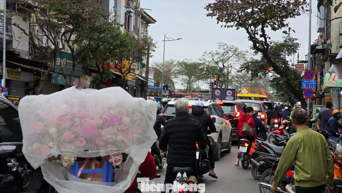 Hiện ngoài phương tiện đường sắt, cầu Long Biên chỉ cho phép xe máy, xe đạp lưu thông.