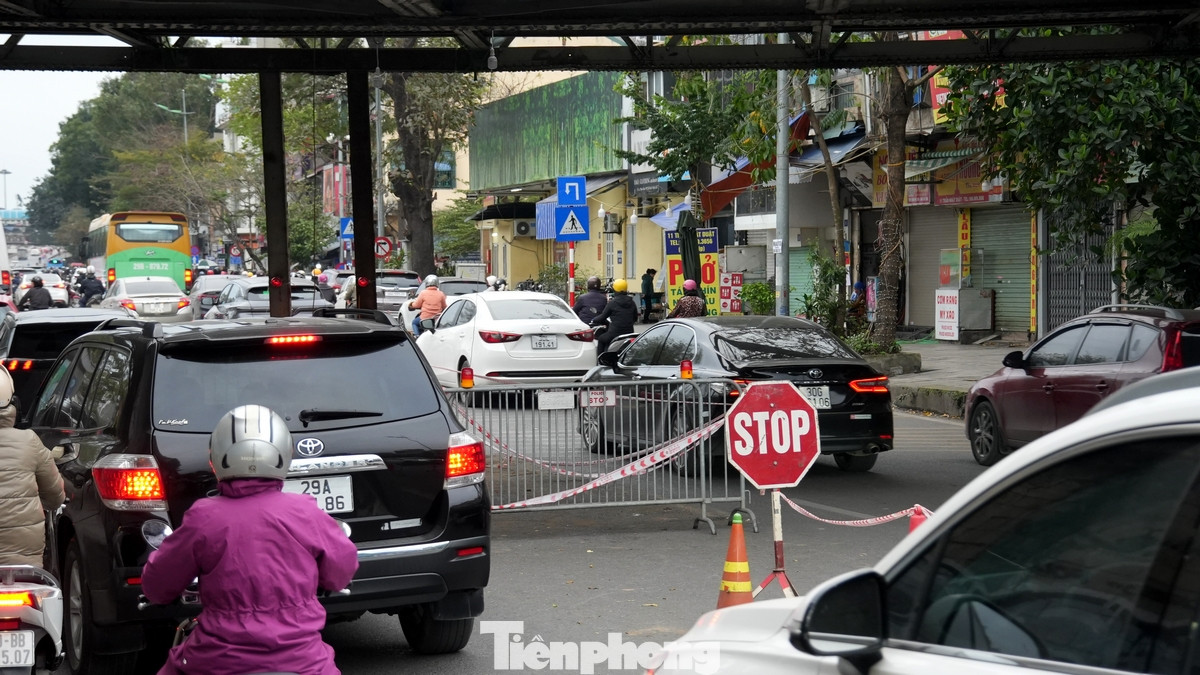 Việc sửa chữa đã gây ra tình trạng ùn tắc giao thông nghiêm trọng tại khu vực xung quanh.