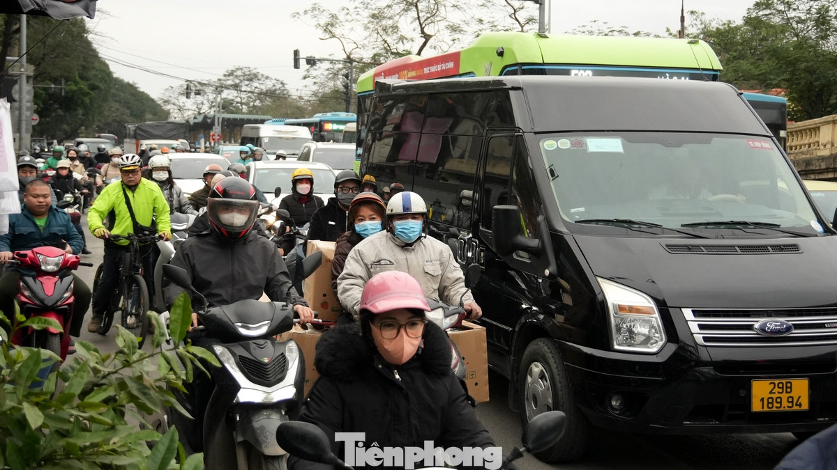 Theo báo cáo của Sở Giao thông Vận tải Hà Nội vào năm 2023, nhiều dầm cầu bị rỉ sét nghiêm trọng, một số đoạn xuất hiện vết nứt, đe dọa an toàn giao thông và nguy cơ sụp đổ nếu không được gia cố kịp thời.