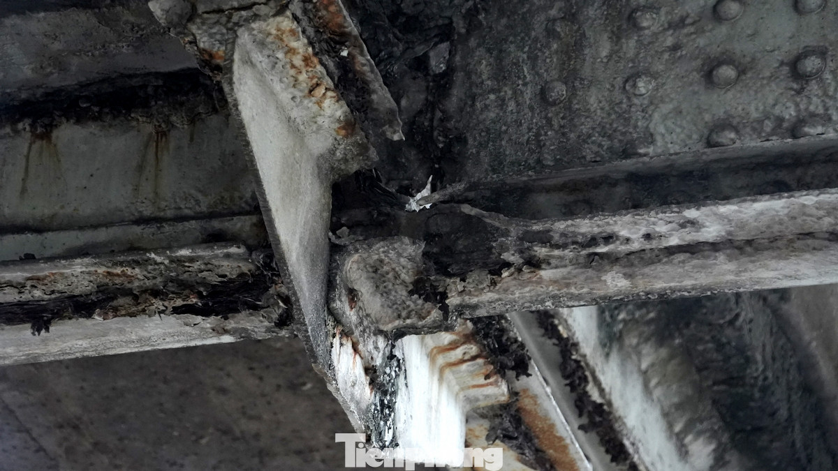 Những hình ảnh cho thấy, nhiều hạng mục và thiết bị của cây cầu hơn 123 năm tuổi đang xuống cấp trầm trọng, cần được khẩn trương tu bổ và sửa chữa.