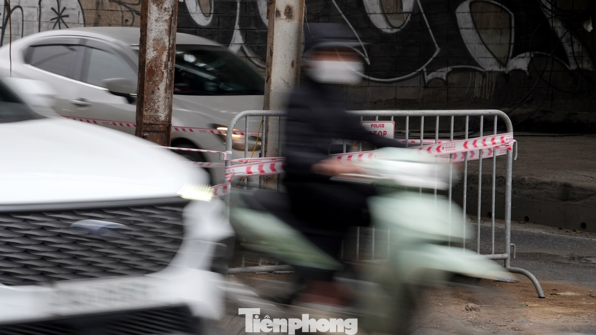 Điểm dầm cầu yếu nằm đúng vị trí ngay phía trên đường giao thông nên bắt buộc đơn vị thi công phải dựng cột chống tạm giữa đường để sữa chữa.