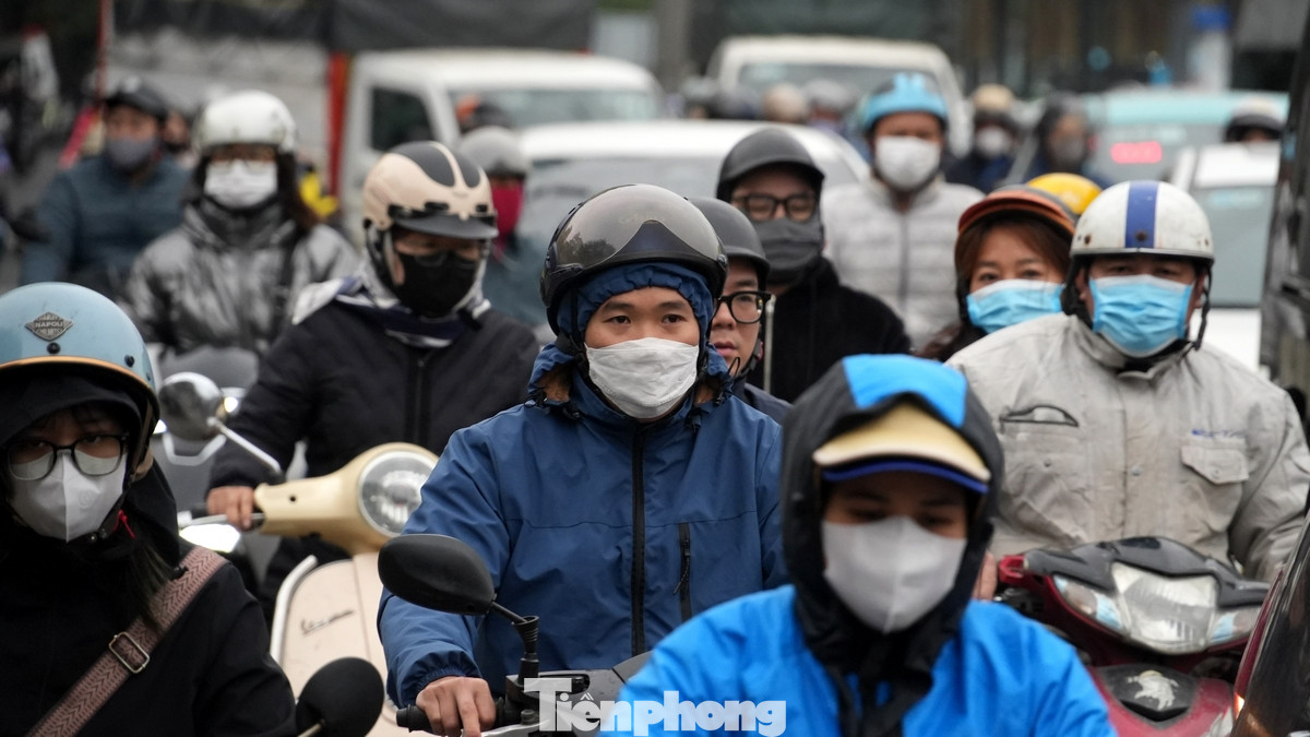 Bắt đầu từ đêm 4/3, đơn vị thi công sửa chữa dầm cầu Long Biên đã dựng các cột chống tạm thời.