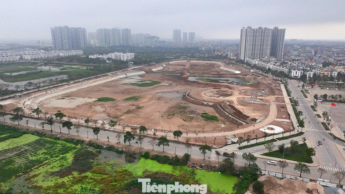 Với tổng mức đầu tư 286 tỷ đồng, dự án xây dựng hạ tầng khu công viên, vườn hoa, hồ nước phía trước Huyện ủy, HĐND, UBND huyện Gia Lâm dự kiến hoàn thành cuối năm 2024 nhưng đến nay vẫn còn dang dở.