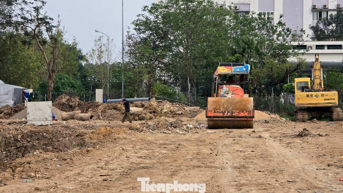 Thời điểm hiện tại, máy móc, nhân lực của các nhà thầu chia thành nhiều mũi thi công nạo vét lòng hồ, kè hồ, cảnh quan những khu vực phụ trợ của dự án.