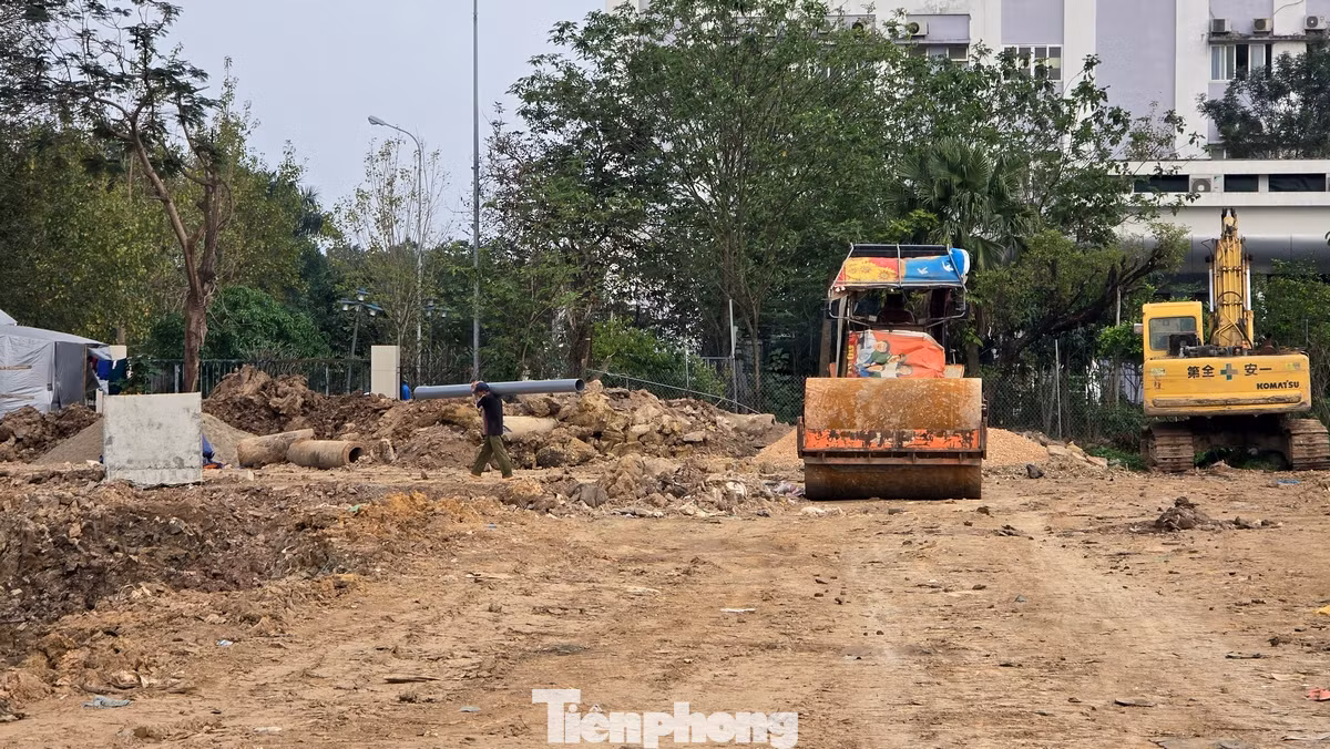 Thời điểm hiện tại, máy móc, nhân lực của các nhà thầu chia thành nhiều mũi thi công nạo vét lòng hồ, kè hồ, cảnh quan những khu vực phụ trợ của dự án.