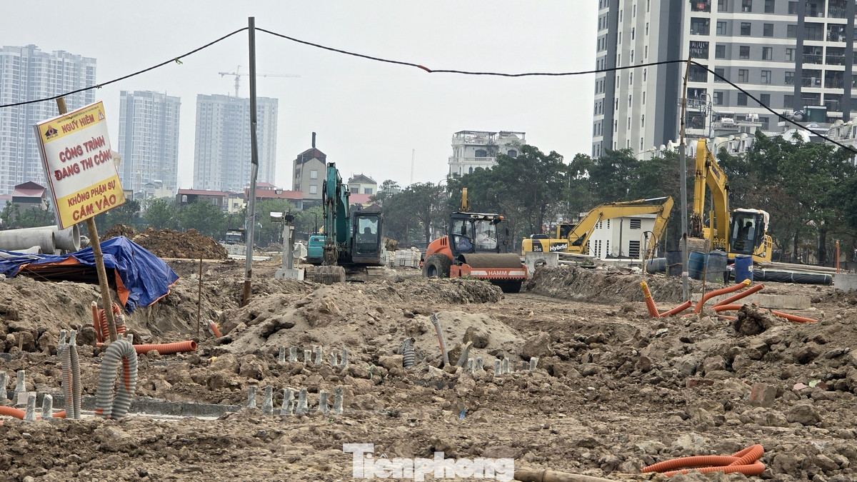 Thời điểm hiện tại, máy móc, nhân lực của các nhà thầu chia thành nhiều mũi thi công nạo vét lòng hồ, kè hồ, cảnh quan những khu vực phụ trợ của dự án.