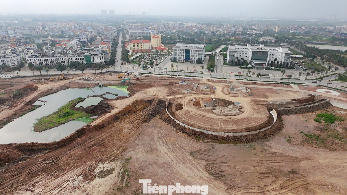 Công trình có tổng diện tích khoảng 14ha, trong đó diện tích mặt hồ hơn 9ha, đường giao thông hơn 1,7ha, cây xanh, vườn hoa khoảng 3ha, do Ban Quản lý dự án đầu tư xây dựng huyện Gia Lâm làm chủ đầu tư.