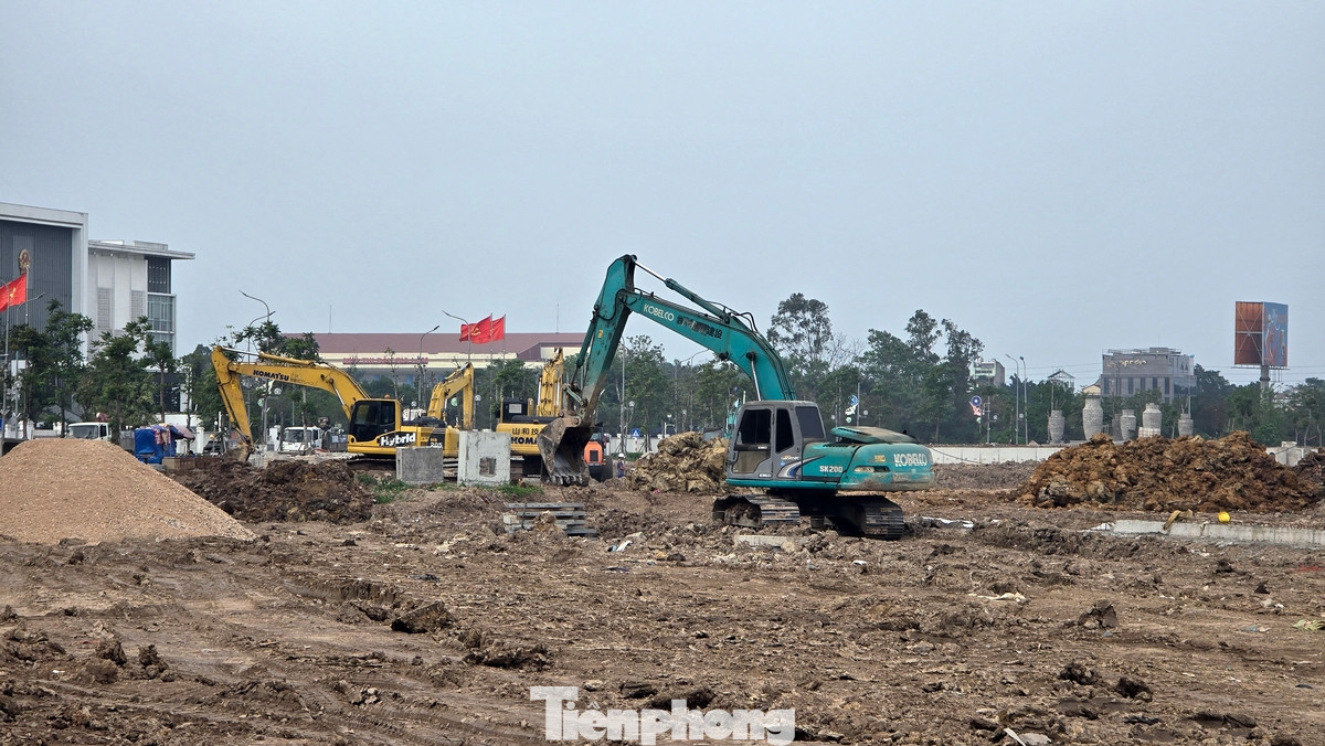Thời điểm hiện tại, máy móc, nhân lực của các nhà thầu chia thành nhiều mũi thi công nạo vét lòng hồ, kè hồ, cảnh quan những khu vực phụ trợ của dự án.