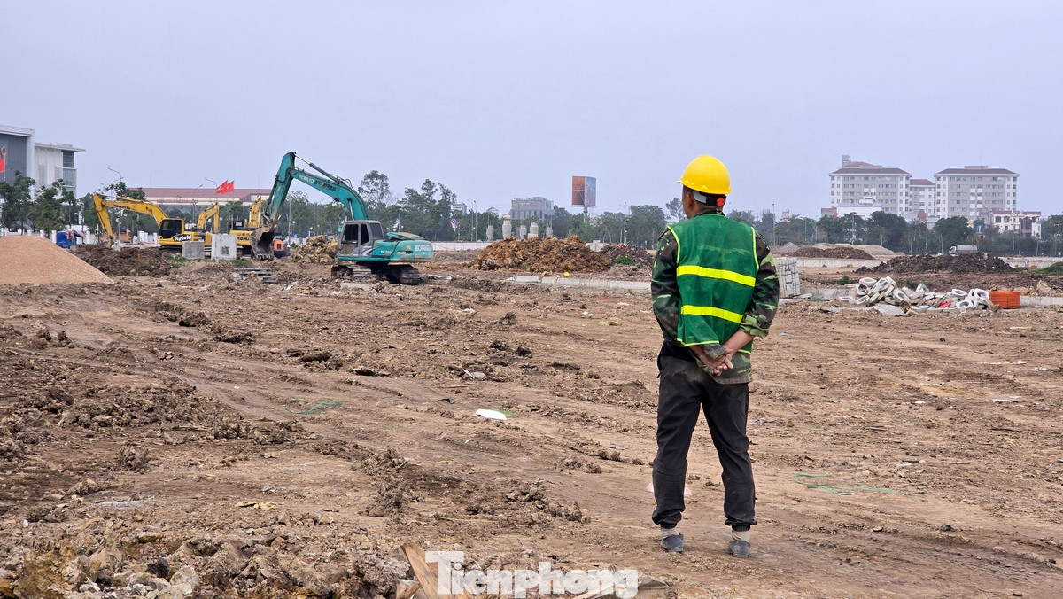 Thời điểm hiện tại, máy móc, nhân lực của các nhà thầu chia thành nhiều mũi thi công nạo vét lòng hồ, kè hồ, cảnh quan những khu vực phụ trợ của dự án.