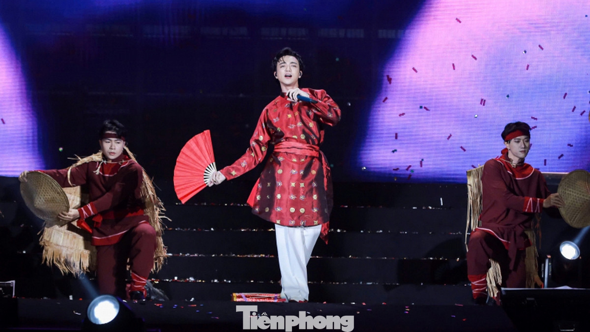 Tiết mục biểu diễn của Soobin Hoàng Sơn khiến khán giả vỗ tay không ngừng.