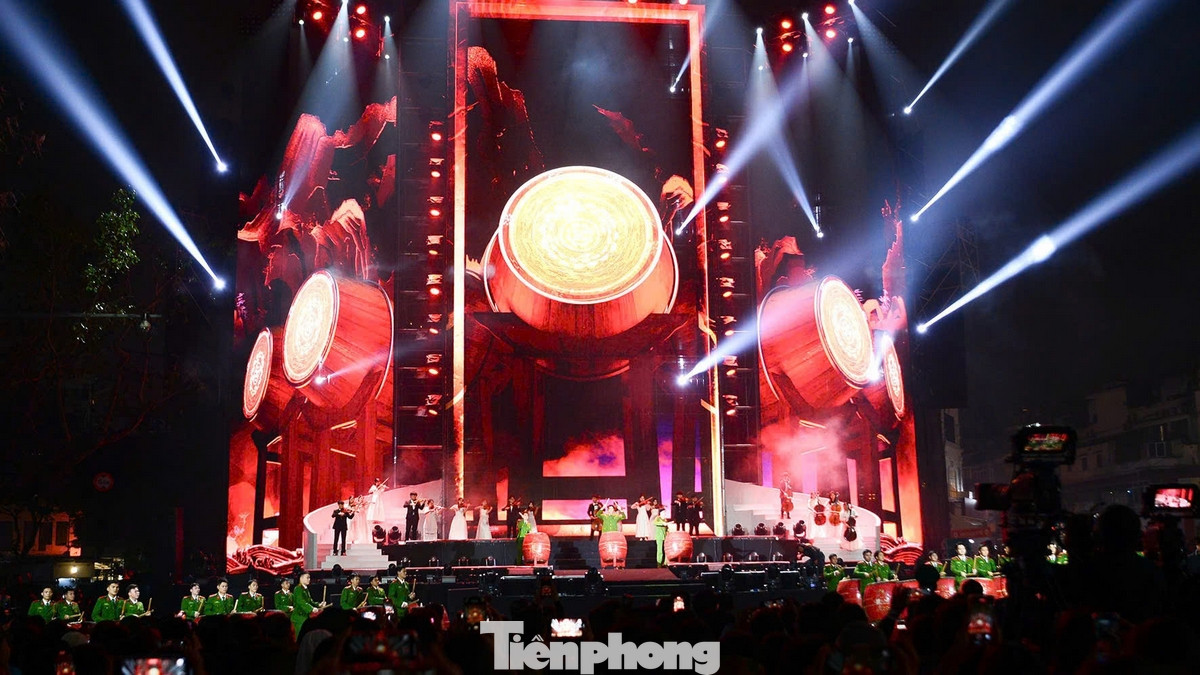 Ngay từ phút mở màn chương trình, Quảng trường Đông Kinh Nghĩa Thục như vỡ òa với màn trình diễn khí thế hào hùng của Đoàn Nghệ thuật Trống hội thuộc Học viện Cảnh sát nhân dân và Dàn nhạc giao hưởng. Đây cũng là màn kết hợp độc đáo và lạ mắt.