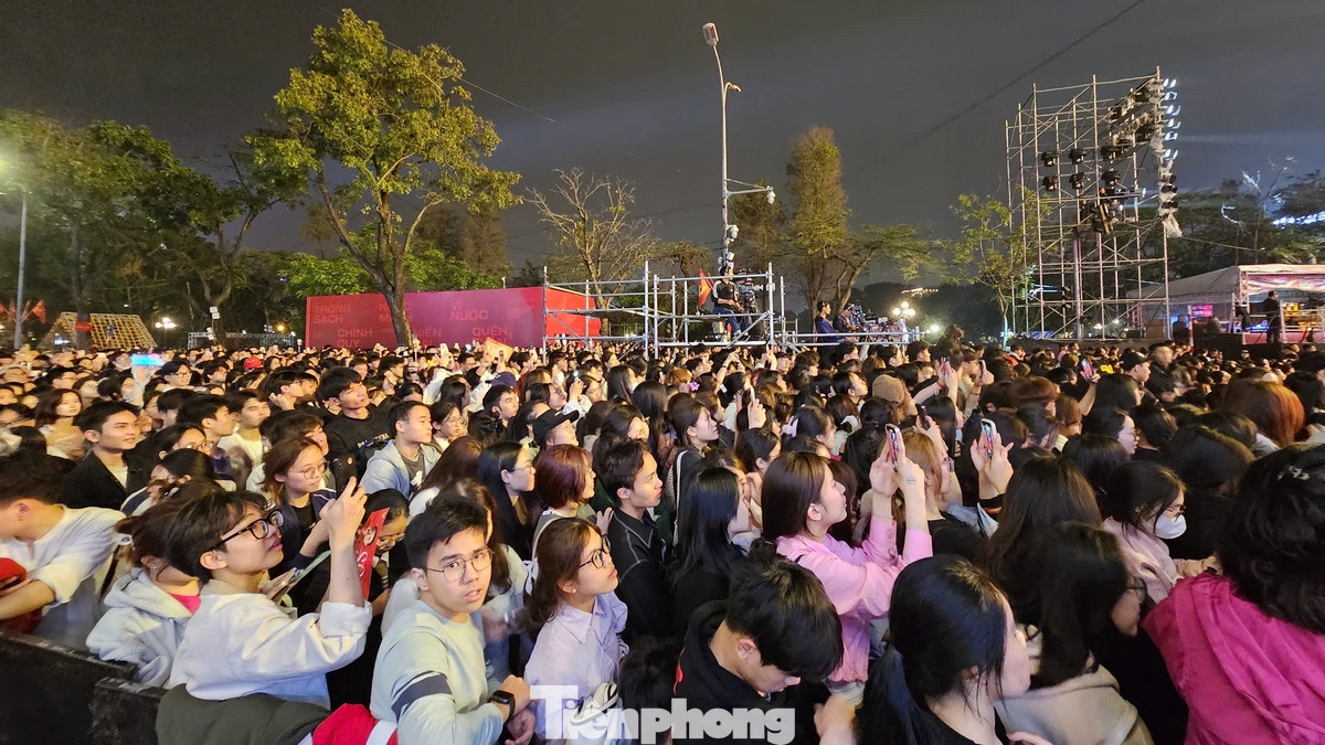 Mặc dù 20h chương trình mới bắt đầu nhưng từ 18 giờ, quảng trường Đông Kinh Nghĩa Thục đã không còn chỗ trống.