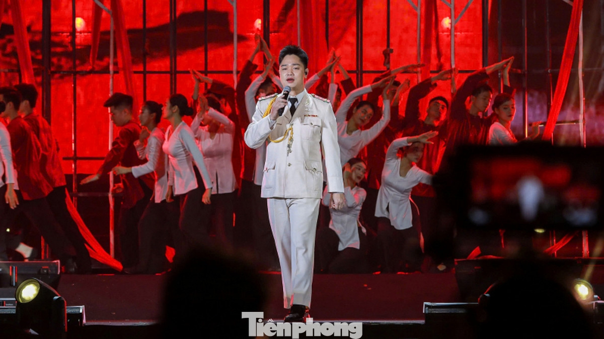 Nghệ sĩ Nhà hát Ca múa nhạc CAND biểu diễn trong đêm Gala.